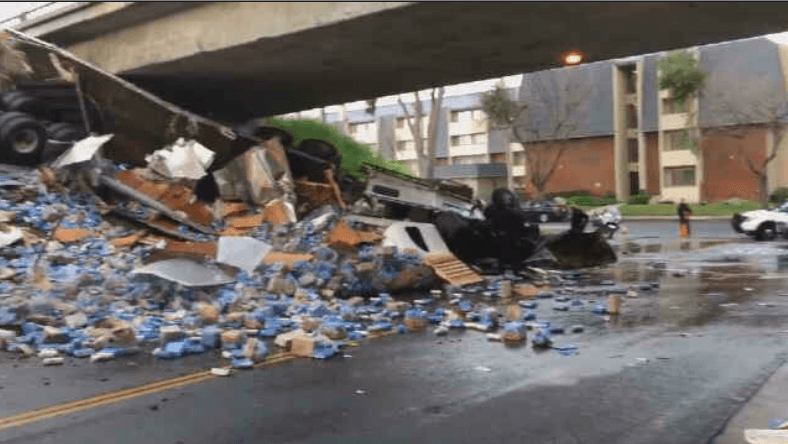 Volcamiento de camión repleto de cervezas cierra obligó el cierre de la rampa de acceso a la autopista 10 en West Covina esta mañana.