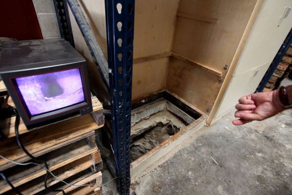 Al detener a los dos hombres que se encontraban en el vehículo, encontraron 10 toneladas de marihuana en el trailer. Luego buscaron en el almacén de dónde habían visto salir el vehículo con los dos detenidos y encontraron otras 16 toneladas y descubrieron el túnel al que se accedía a través de un closet.