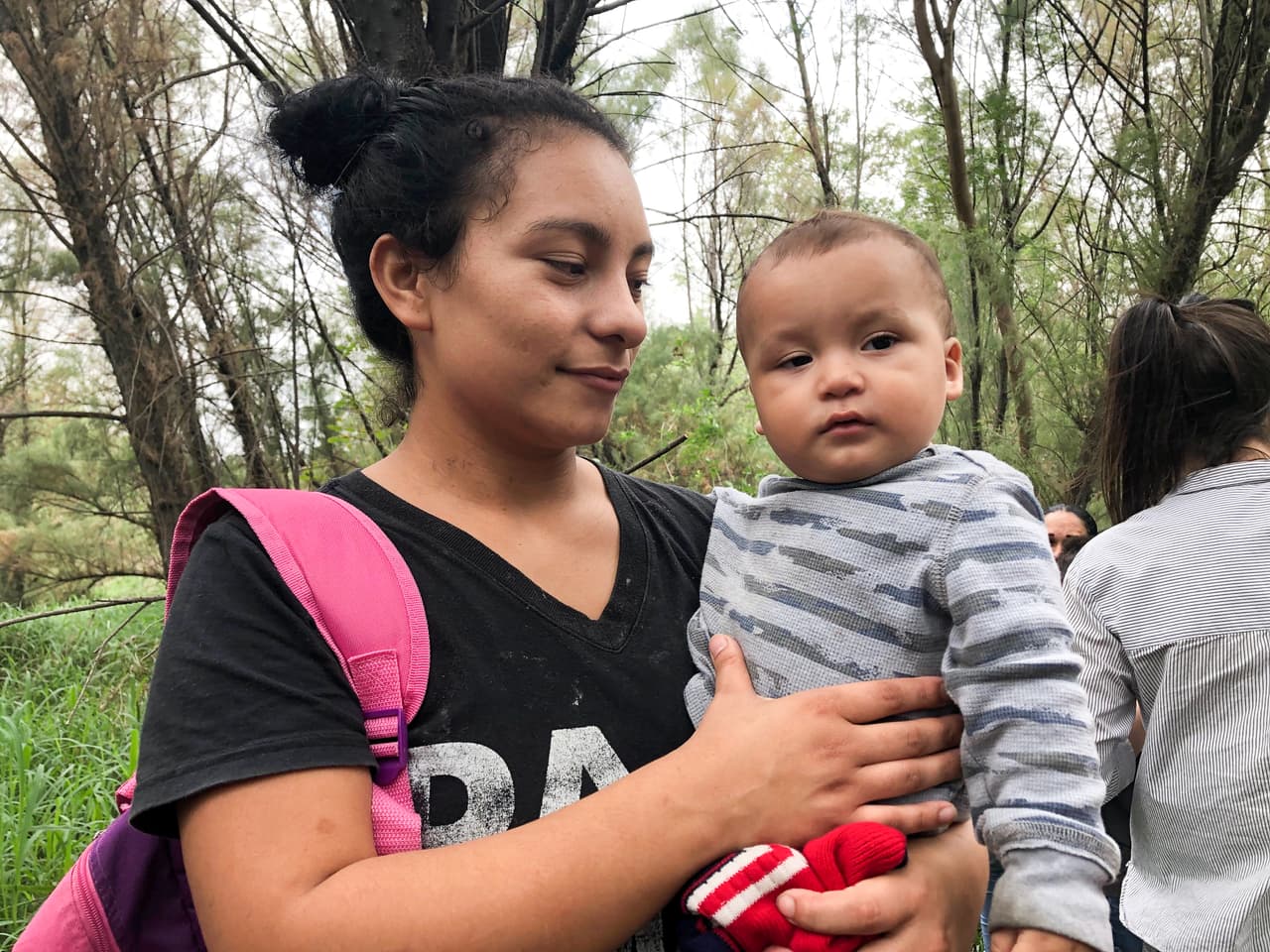 Algunos padres viajan con bebés tan pequeños que tienen que cargarlos todo el camino en brazos, como hizo esta migrante hondureña que llegó a Estados Unidos con su hijo de 10 meses.
<br>
<br>