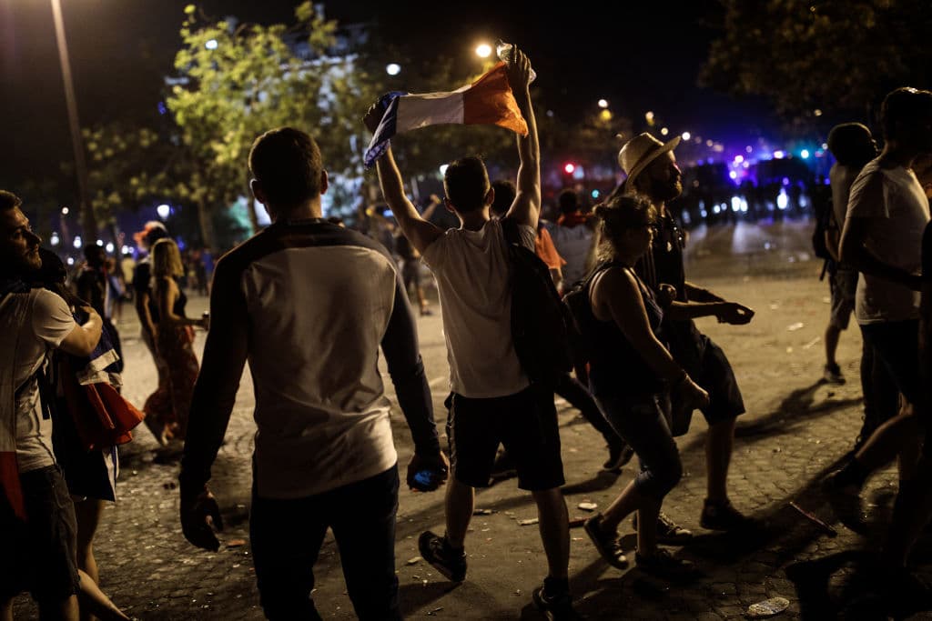 La madrugada en París fue escenario de enfrentamientos entre la Policía y cientos de personas tras la celebración del título de Francia en el Mundial de Rusia 2018.
