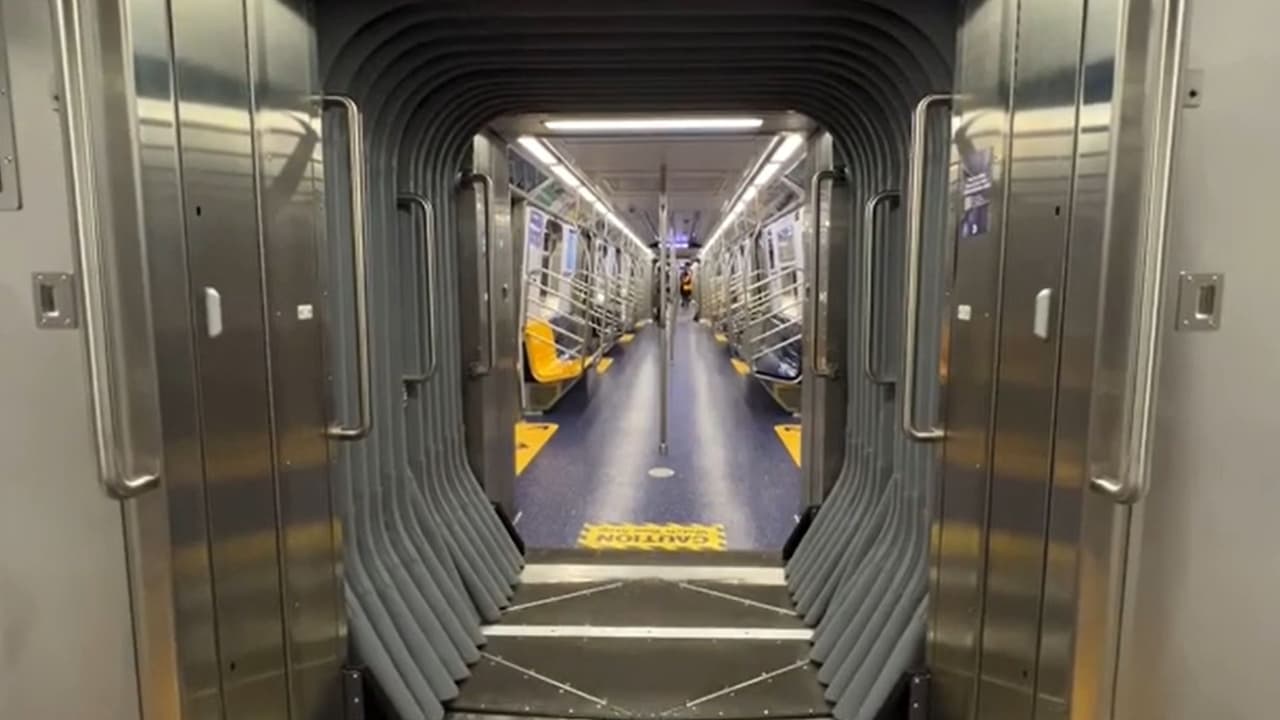 Estos dos trenes convierten a la Línea G 
<b>en la segunda línea que cuentan con este tipo de vagones</b> interconectados.
<br>