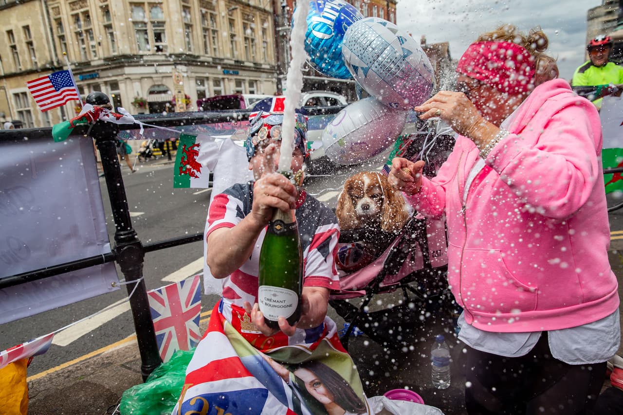 Mientras el bautizo se llevaba a cabo en la capilla, en el exterior se vivió un ambiente de fiesta, a tal grado que algunos ciudadanos decidieron abrir una botella de champán para brindar por Archie y la familia real.