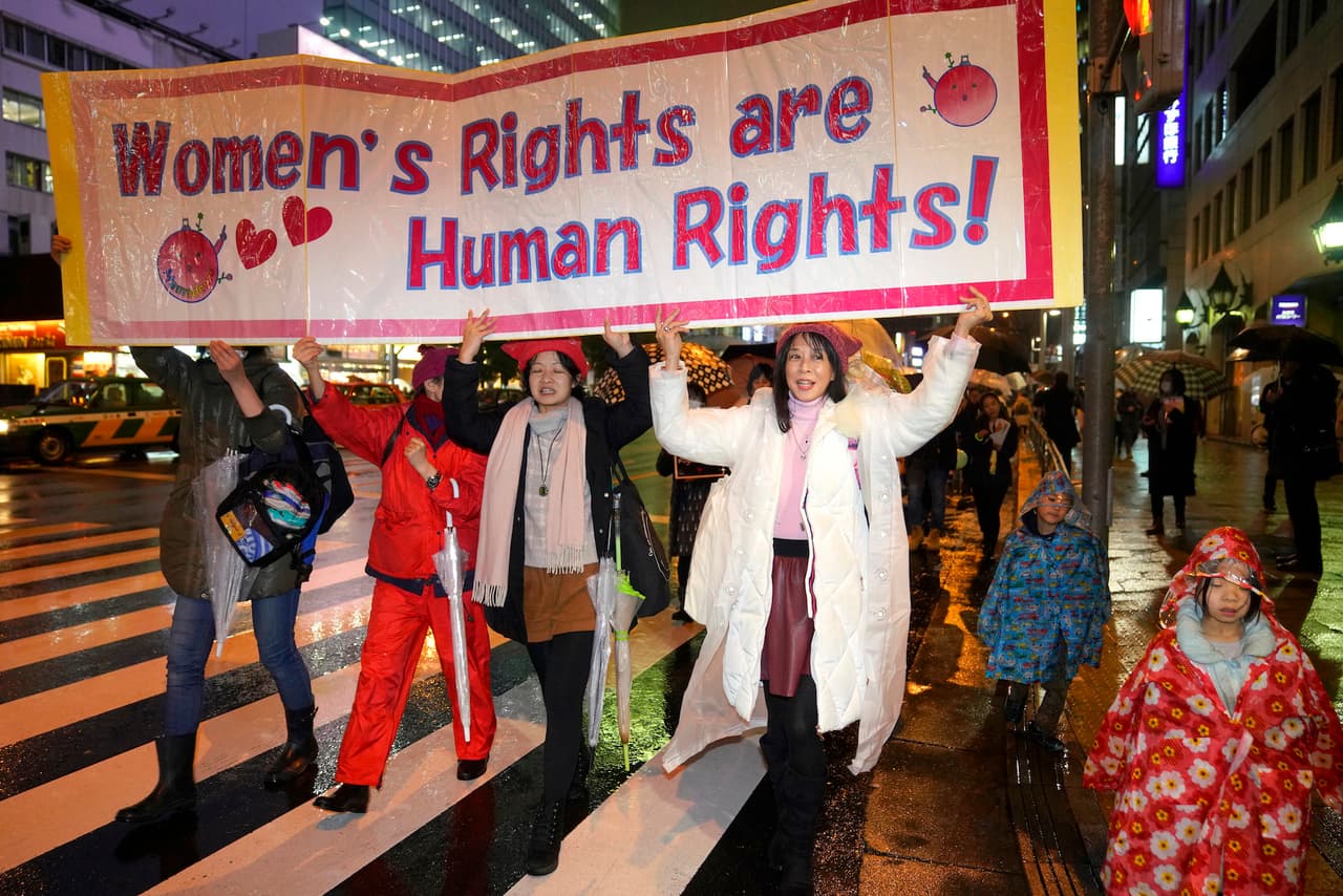 <b>Japón</b>. La marcha en las calles de la capital japonesa se mantuvo a pesar de la lluvia. Las mujeres salieron hasta con sus hijos a exigir mayor respeto y equidad en los salarios.