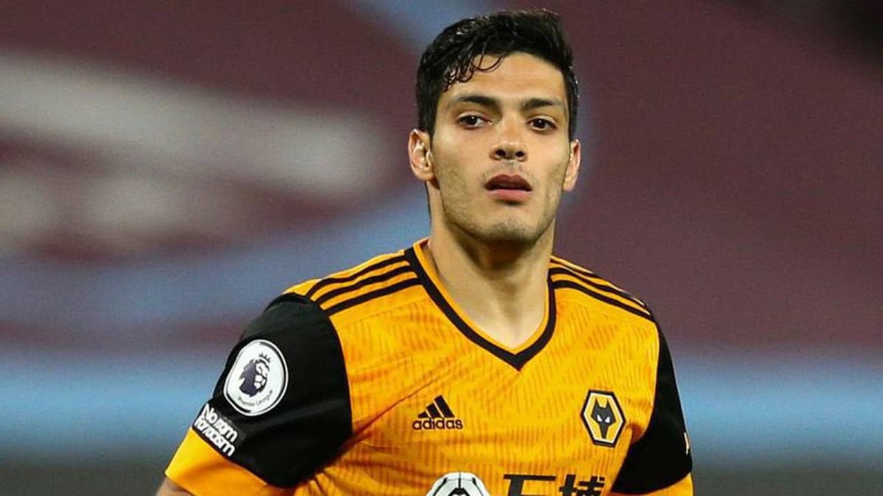 Raúl Jiménez tiene cita con especialista este martes para saber si vuelve esta temporada