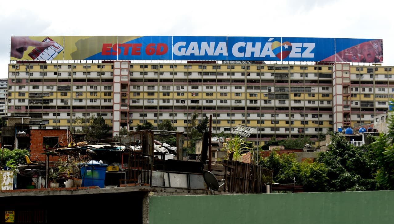 Los conocidos superbloques de el 23 de enero, durante la elección de diciembre. Por primera vez, el gobierno perdería en esa zona.