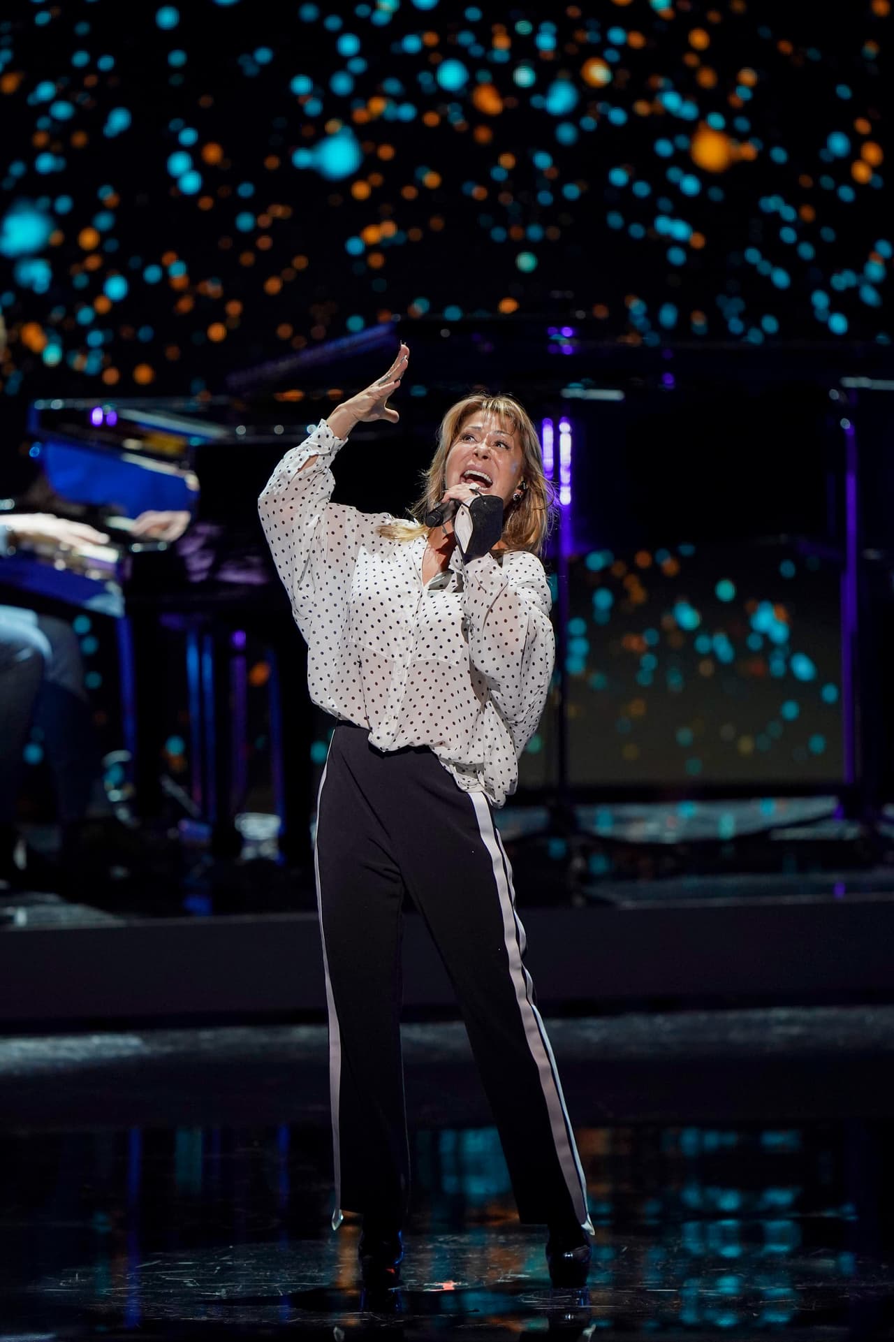 Alejandra Guzmán participará junto a Yuri y Lila Downs en el tributo al cantautor mexicano. Aquí la vemos previo a la gran gala cantando con sentimiento.