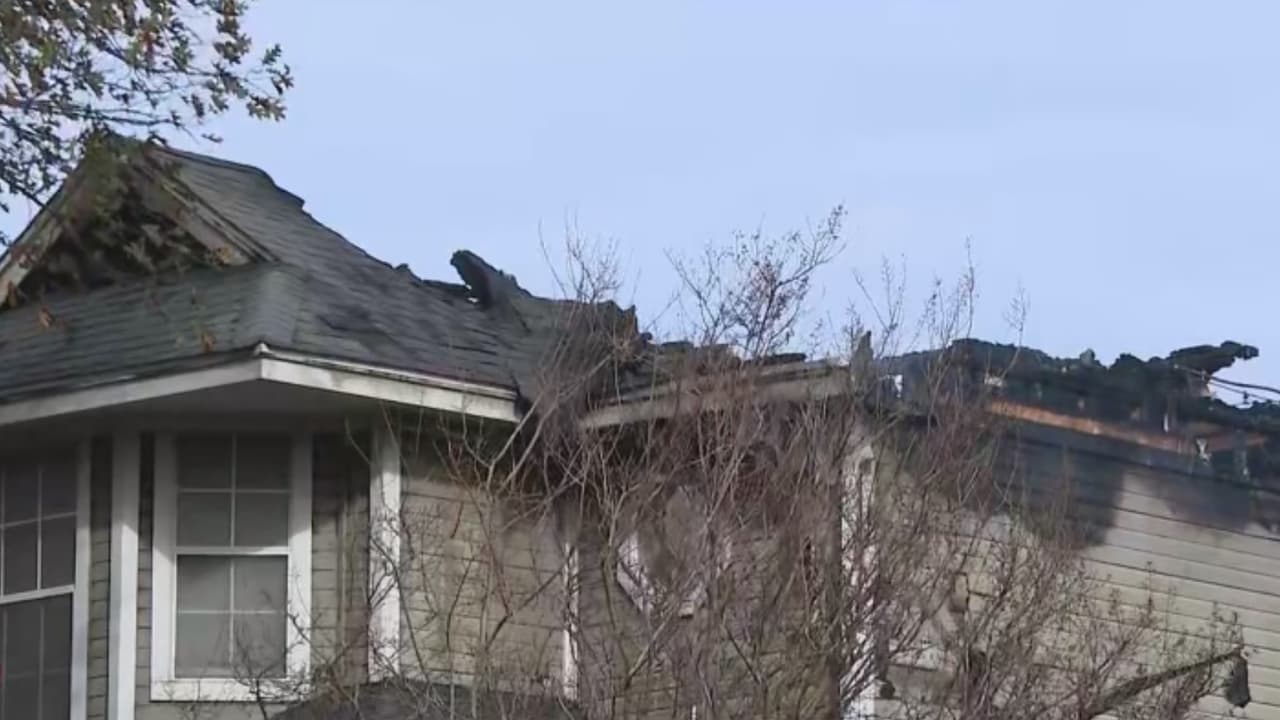 Una casa ardía en North Richland Hills cuando el techo colapsó: una persona logró salir a tiempo