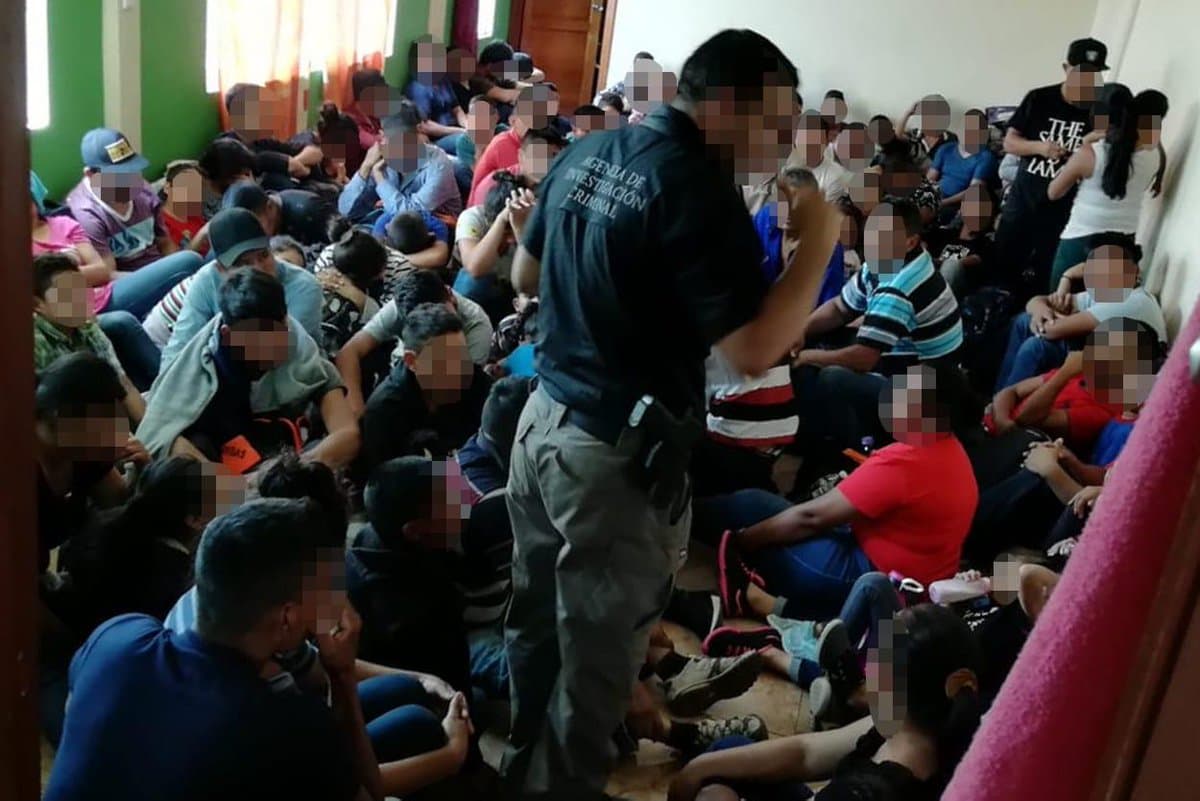 Rescatan a 227 centroamericanos hacinados en una casa en México, 113 son menores de edad