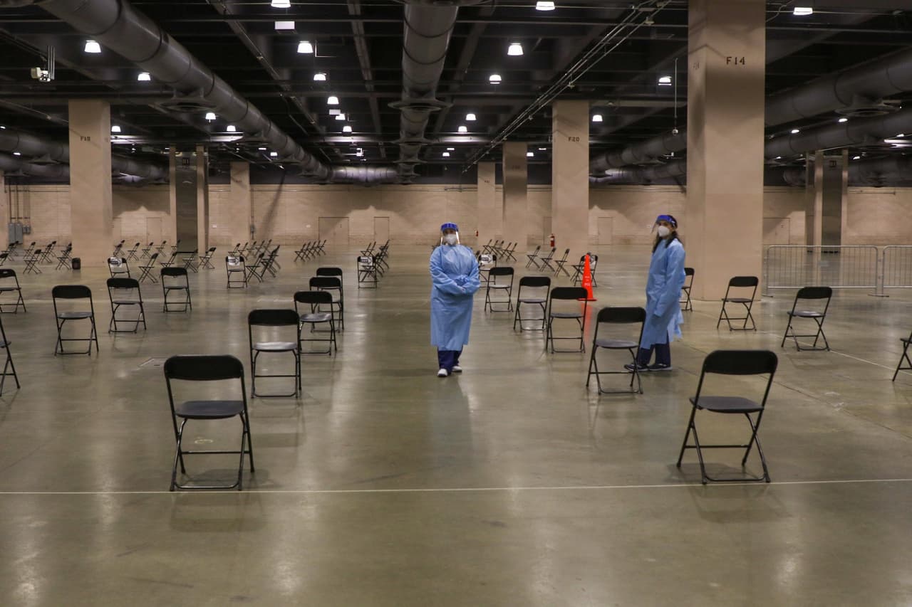 Abren sitios de vacunación masiva en Filadelfia para trabajadores de salud y oficiales del orden público