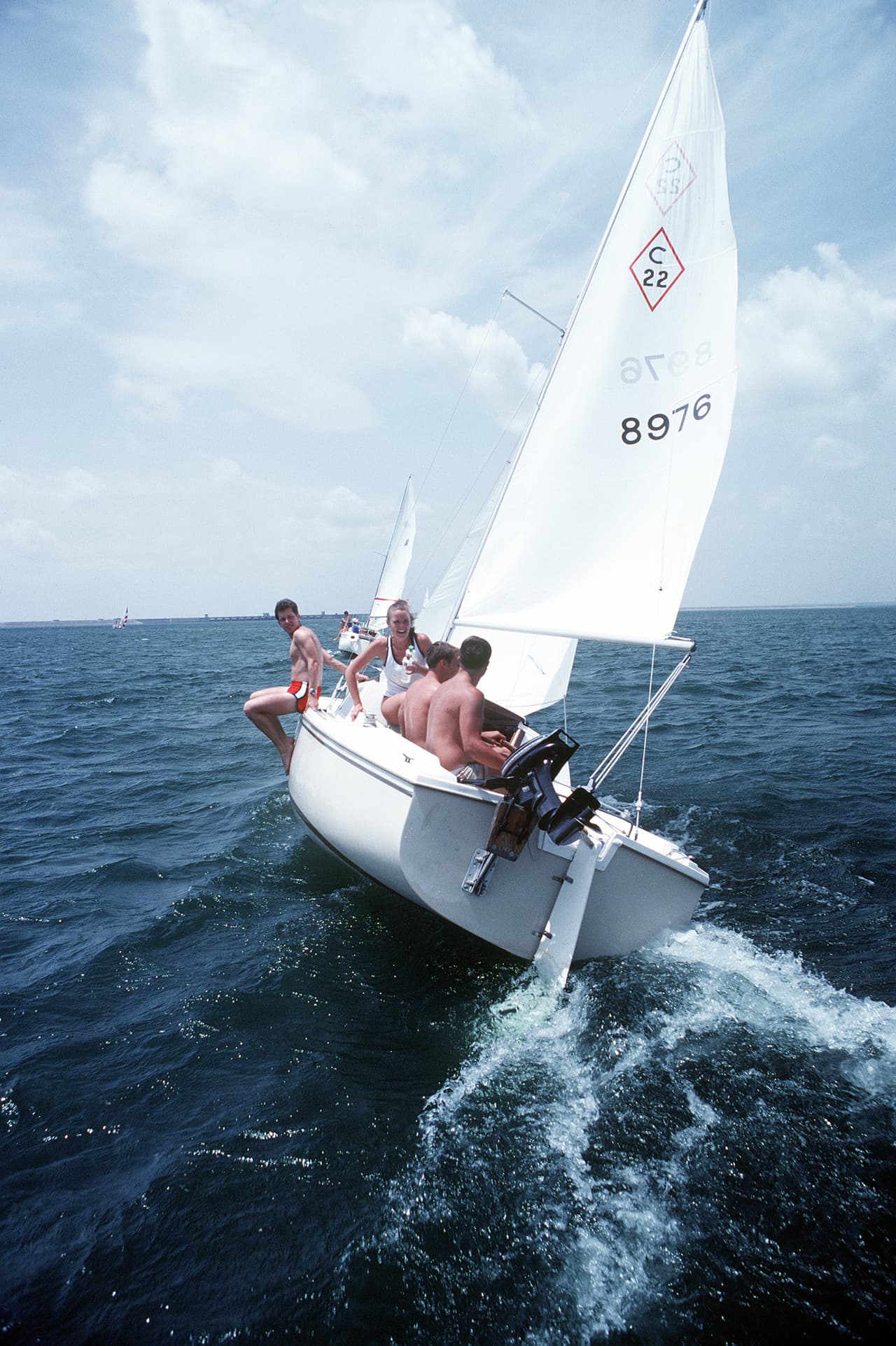 Esta fotografía de 1983 muestra a un velero durante una regata celebrada en el embalse Amistad.