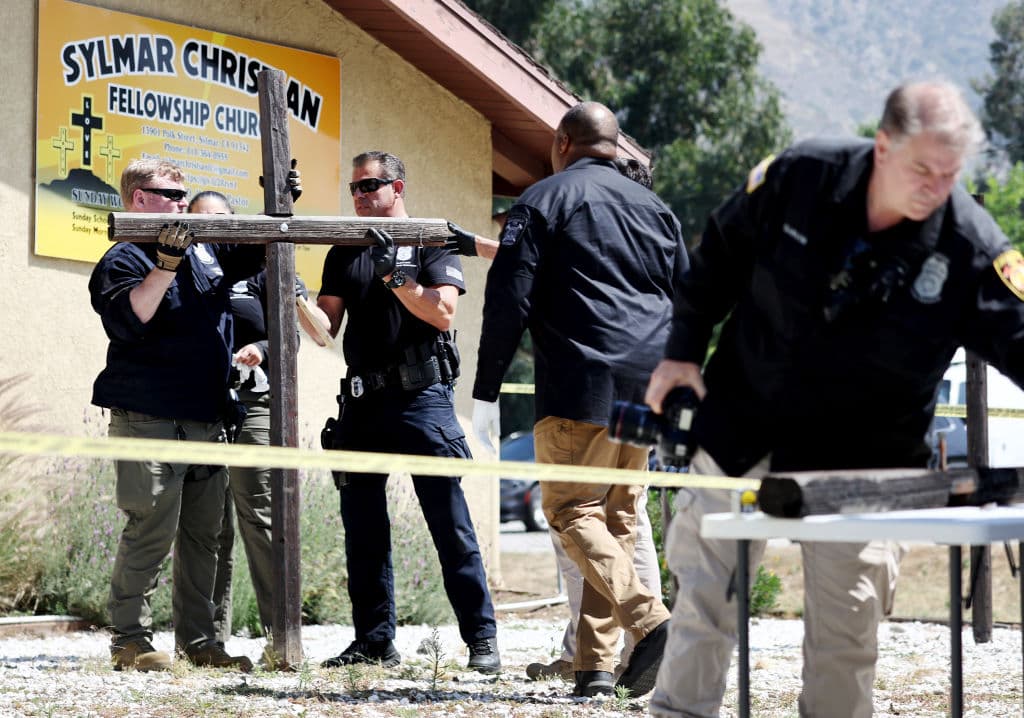 El grupo que investiga este incendio cuenta con personal de los departamentos de policía y bomberos de Los Ángeles; de la Oficina de Alcohol, Tabaco, Armas de Fuego y Explosivos, además del FBI.