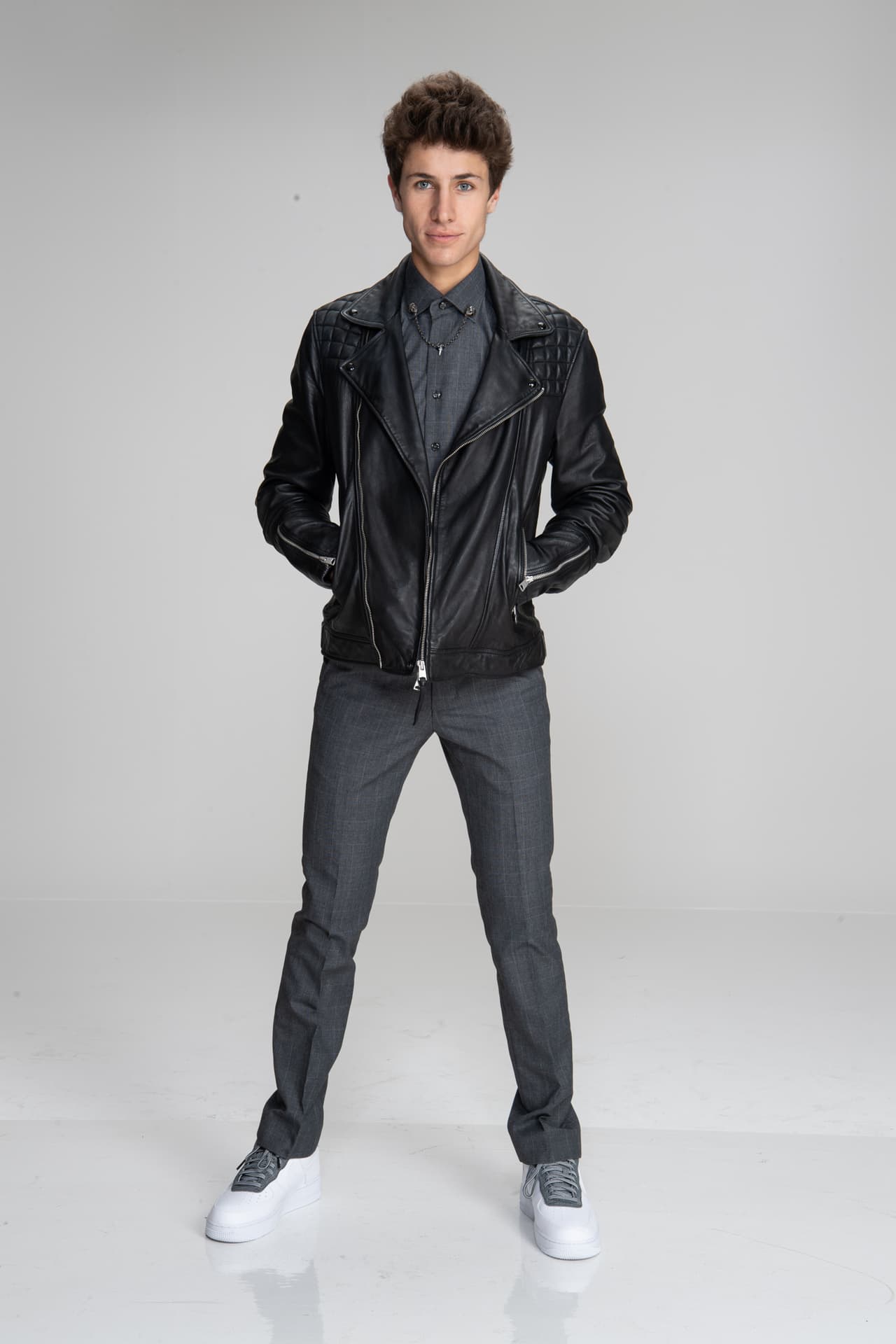 Este joven influencer viene dispuesto a aprender de sus compañeros y descubrir la identidad de muchos personajes.