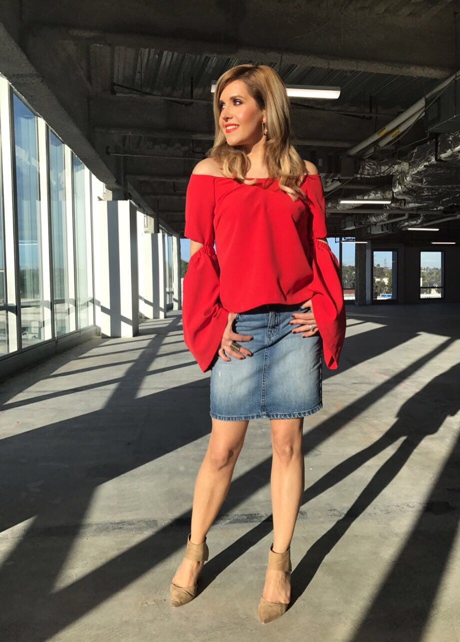 Una falda de mezclilla combinada con una blusa de color vivo, resalta en un día de calor.