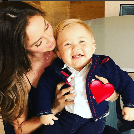 Desde el nacimiento de Manuel, ‘la chica rebelde’ no deja de agradecer su existencia, mira el tierno mensaje que dedicó a su hijo con esta fotografía: “Verte sonreír es mi mayor alegría en esta vida. Cuando me abrazas y me ves con esos ojitos de amor incondicional mi corazón explota. Nada es más grande q este amor mi niño hermoso. Dios te ama y te bendice. Doy mi vida por ti y por verte feliz. Que me alcance la vida para regresarte todo lo q tú haces en mi desde el primer minuto de tu existencia. Desde q eras un frijolito que se formaba cada día en mi vientre , cambiaste mi vida para siempre mi angelito hermoso. Ojitos de cielo. Mi regalo de Dios. Te amo. ❤️” 
<br>