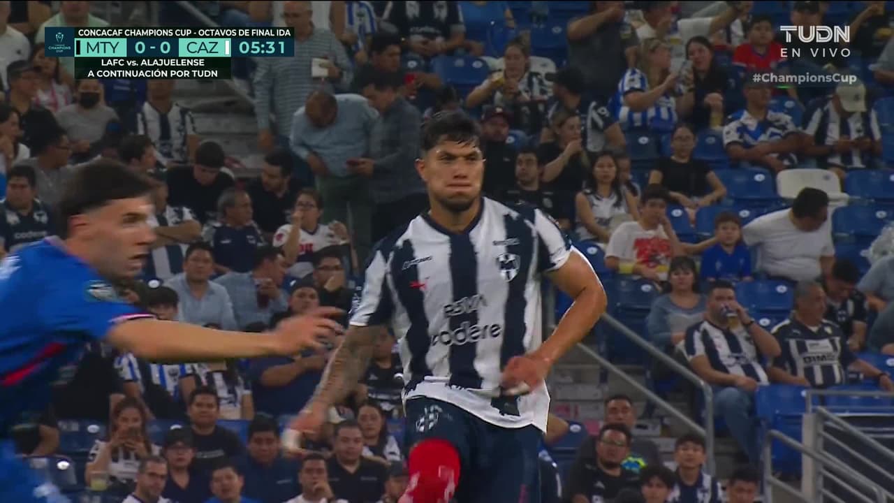 ¡TIRO ATAJADO! disparo por Gabriel Fernández.