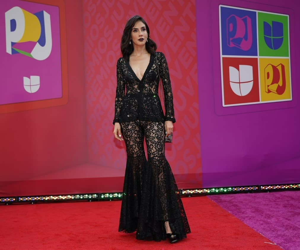 Sandra Echeverría también es otra de las estrellas que pisará el escenario de Premios Juventud y llegó con un enterizo negro de encaje.