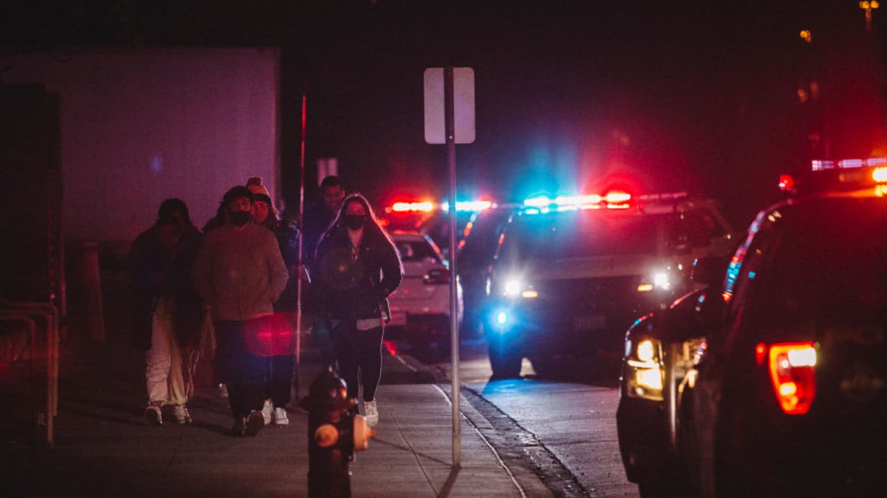 Policía de Oak Brook pide ayuda de testigos de tiroteo en centro comercial que dejó 4 heridos el jueves