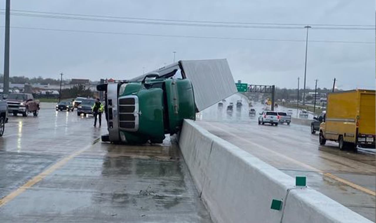 Este camión se volcó y quedó en medio de la autopista East Sam Houston Tollway a la altura de la calle Spencer. No se reportaron heridos.