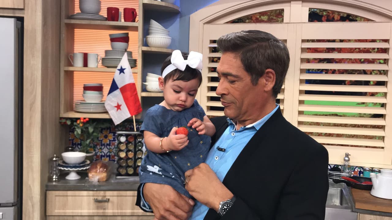 Johnny luce muy bien de abuelito, le sienta bien tener a su nieta entre sus brazos.