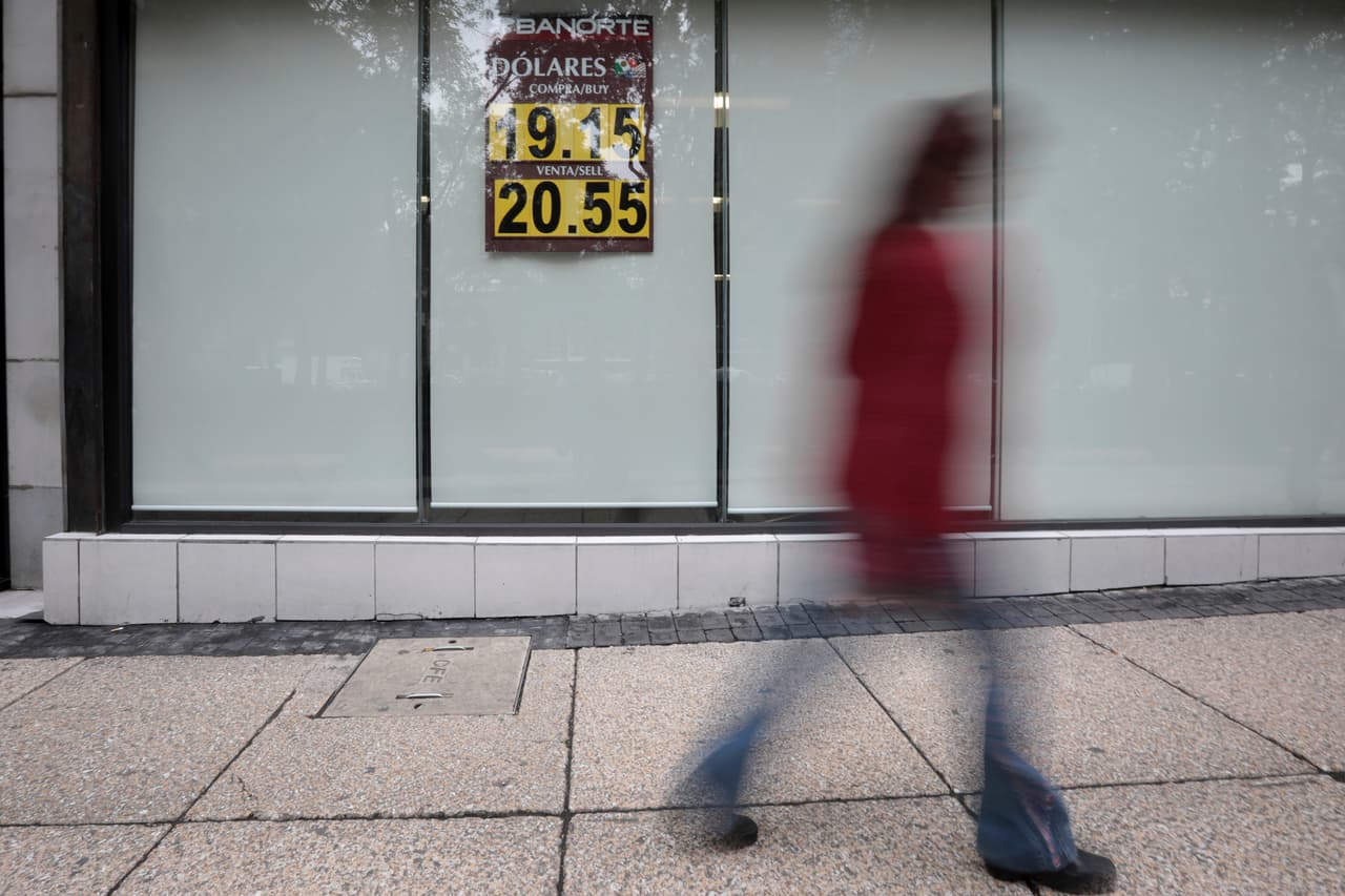 Con el anuncio del triunfo de Donald Trump, al día siguiente de la elección, el peso mexicano marcó otro récord histórico de devaluación frente al dólar. (Héctor Vivas / LatinContent)