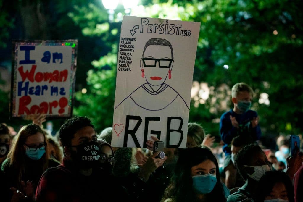 Estos dos días no se ha vaciado el frente de la Corte Suprema. Los corredores se detienen al pasar frente al edificio, también los ciclistas, padres y madres se acercan con sus hijos, explicándoles quién fue Ginsburg, una persistente luchadora por la igualdad.