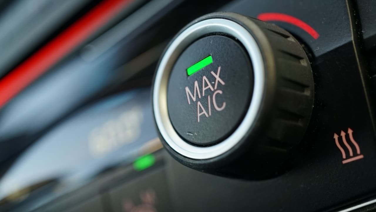 Cuando viajes en autopista el aire acondicionado será una mejor opción que abrir las ventanillas del coche; en el segundo caso, además de ser un riesgo para tu seguridad cuando viajas a alta velocidad, el hecho de que estén abiertas afecta directamente a la aerodinámica del coche. El viento entra en el interior del vehículo y la resistencia contra el aire es mayor. Es aquí donde el consumo de combustible va a aumentar.
<br>