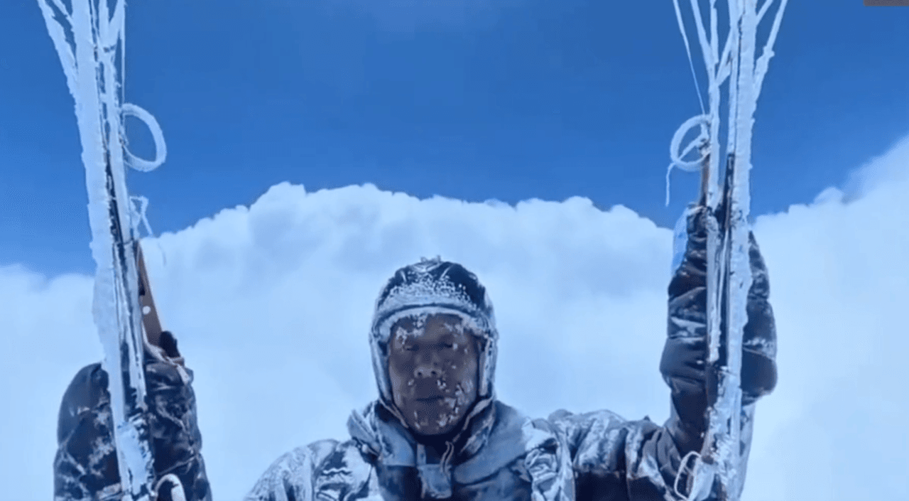 Probaba un parapente y una corriente de aire lo arrastró a la altura a la que vuelan los aviones, helado y sin oxígeno... pero sobrevivió 