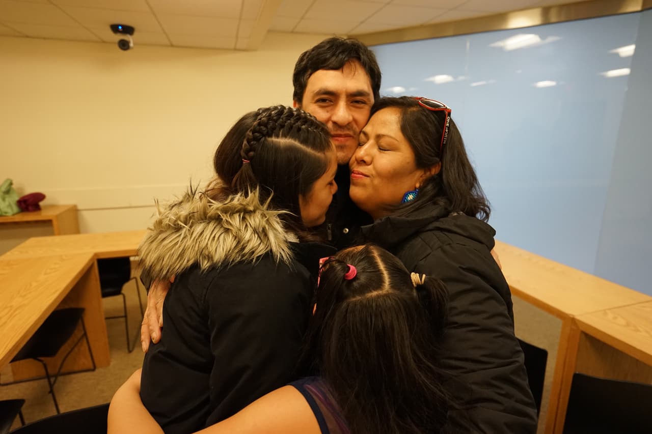 Miguel Animas cuidó de sus hijas mientras su esposa intentaba regresar a NYC.