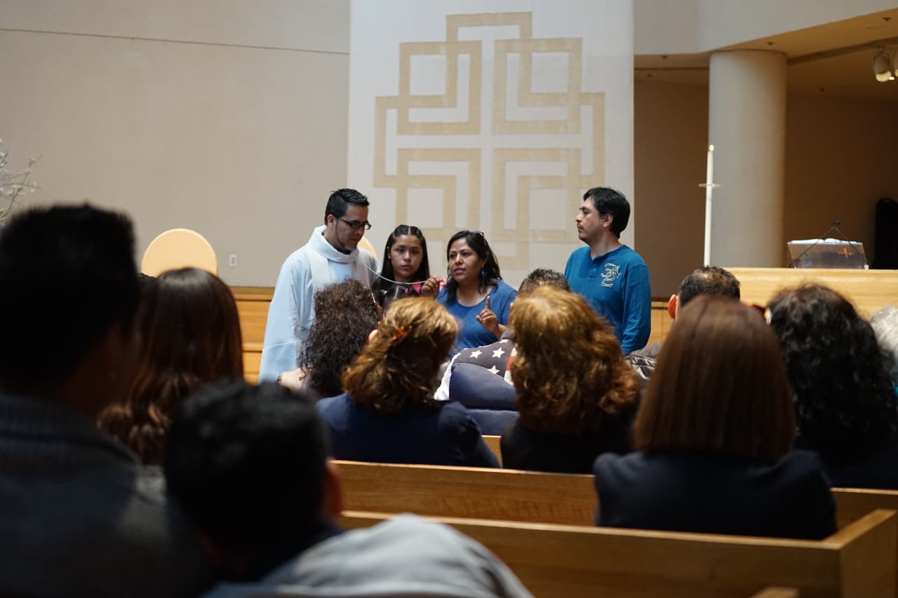 Los parroquianos escuchan atentos la historia de lucha de la familia.