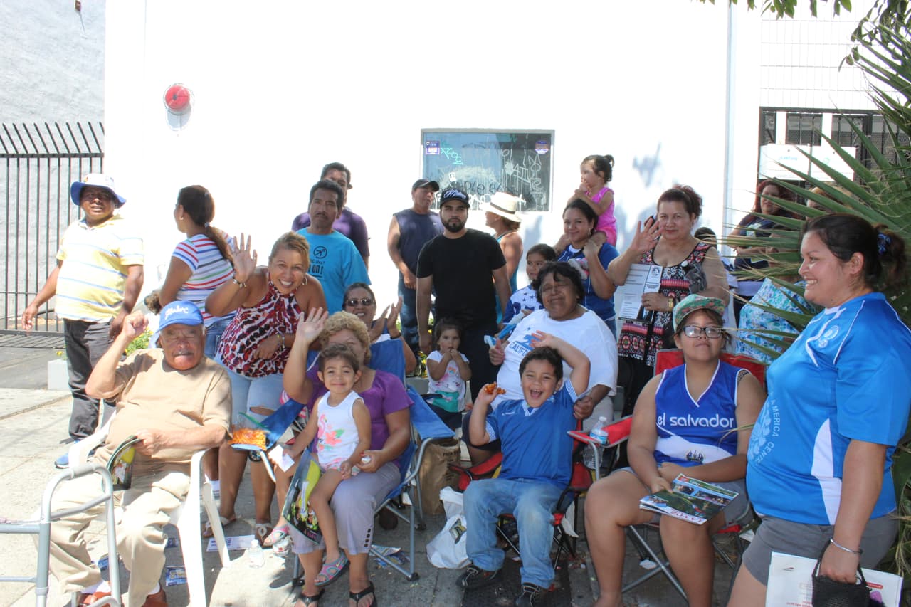 Miles de personas celebraron la independencia centroamericana con un desfile.