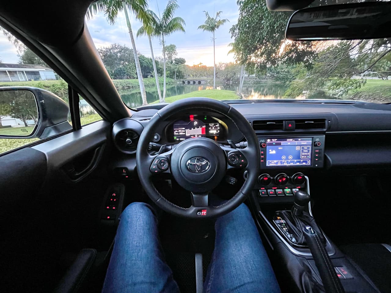 Su habitáculo ofrece una configuración de asientos 2 + 2 con un estilo deportivo en sintonía con su exterior.