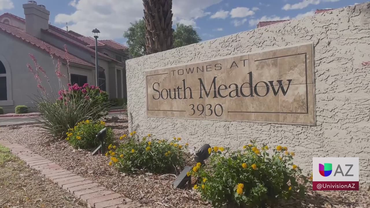 Un hombre identificado como 
<b>Kevin Holmberg, de 41 años,</b> disparó y mató a su 
<a href="https://www.univision.com/local/arizona-ktvw/dispara-a-su-esposa-embarazada-y-se-quita-la-vida">esposa embarazada Katherine Holmberg</a>, de 41 años, en un complejo habitacional ubicado sobre las calles McClintock y Ray Road en Chandler el 31 de mayo. Al parecer Kevin llegó en estado de ebriedad durante la madrugada y tras discutir con su esposa decidió asesinarla. Al llegar las autoridades, el hombre se reusó a entregarse y frente a los oficiales se quitó la vida.