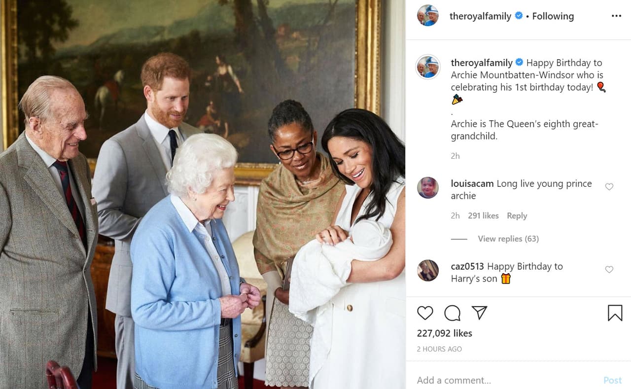 La reina Isabel, a través de la cuenta de la familia real, le deseó un feliz cumpleaños a su octavo bisnieto con
<b><a href="https://www.instagram.com/p/B_1r_8dHYfw/" target="_blank"> la foto</a></b> del día en que lo conoció: "¡Feliz cumpleaños a Archie Mountbatten-Windsor que celebra hoy su primer cumpleaños!", se lee junto a un emoji de un globo rojo.
<br>