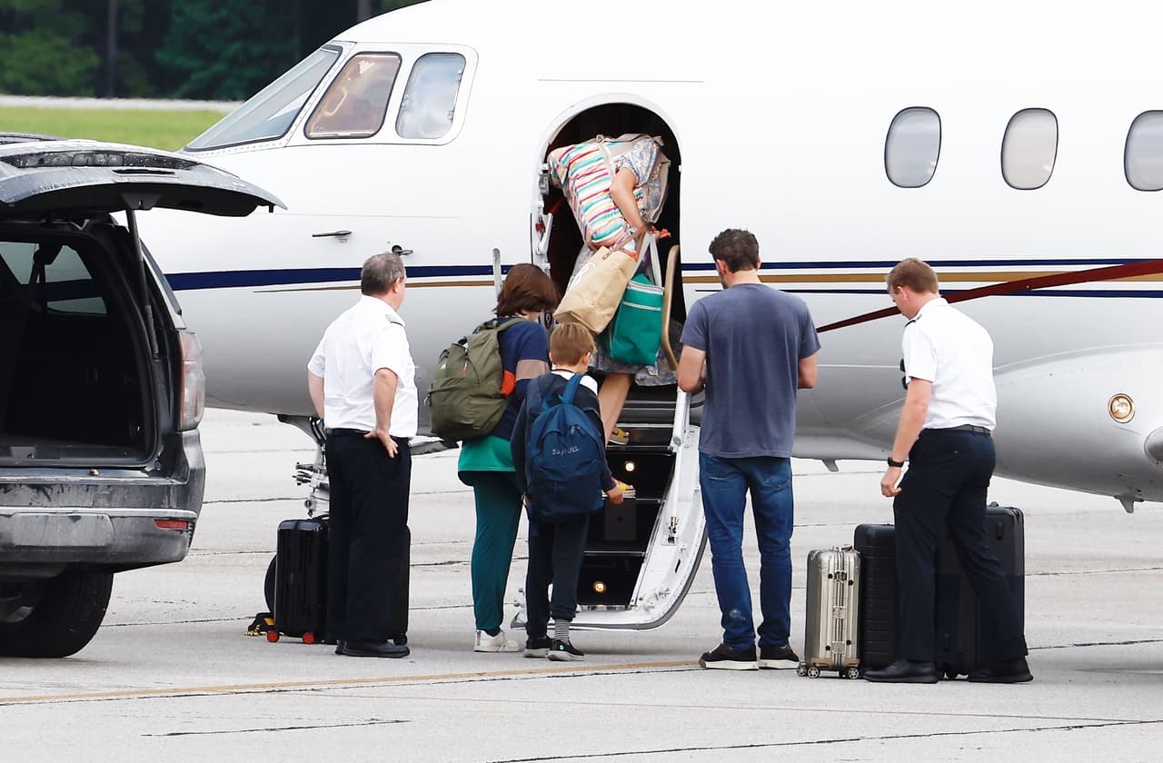 Tras el fin de semana de su boda, 
<a href="https://www.univision.com/famosos/boda-ben-affleck-jennifer-lopez-aparece-solo-dejando-hijos-fotos">Affleck fue fotografiado en el aeropuerto de Savannah</a>, Georgia, donde sus hijos, Violet, Seraphina y Samuel, abordaron un avión privado.