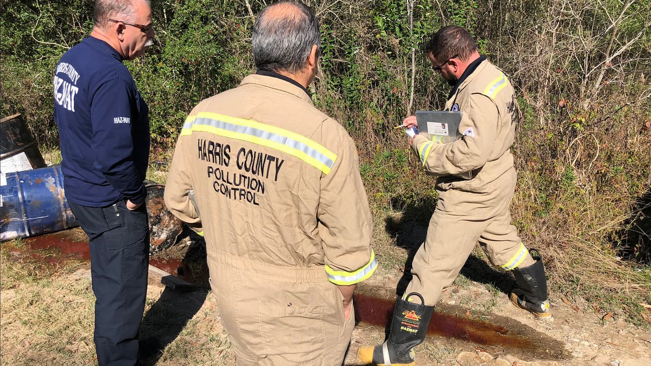 Personal del condado Harris retiró los desperdicios del lugar e hicieron un llamado a no arrojar basura en estos espacios.