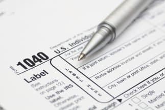 <b>Formularios sin firma</b>: Una declaración de impuestos sin firmar no es válida. “En la mayoría de los casos, ambos cónyuges deben firmar una declaración conjunta”, recuerda el IRS. Los contribuyentes pueden evitar este error presentando su declaración electrónicamente y firmándola digitalmente antes de enviarla al IRS.