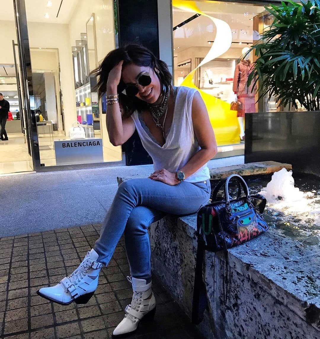 La conductora mexicana sorprendió este fin de semana con fotografías en redes sociales disfrutando de sus días de descanso, sin embargo, sus fans se percataron del increíble atuendo con el que posó.