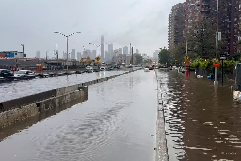 La intensa tormenta azotó el área de los tres estados y los viajeros quedaron varados en estaciones de metro, ya que muchas líneas estuvieron suspendidas en toda la ciudad.
<br>