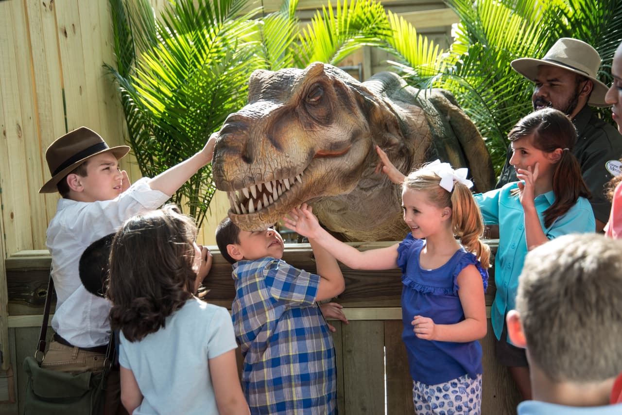 <b>Evento</b>: Stone Mountain Park’s Dino Fest
<br>
<b>Fecha</b>: 16 de marzo al 28 de abril
<br>
<b>Lugar</b>: Stone Mountain Park. 1000 Robert E Lee Blvd. Stone Mountain, GA
<br>
<b>Sitio web</b>: 
<a href="https://stonemountainpark.com/activity/events/dino-fest/">https://stonemountainpark.com/activity/events/dino-fest/</a> 
<br>
<br>Mira a dinosaurios de cerca, dinosaurios en 4-D, un desfile temático de dinosaurios iluminados y un espectáculo especial de luces y drones de dinosaurios.