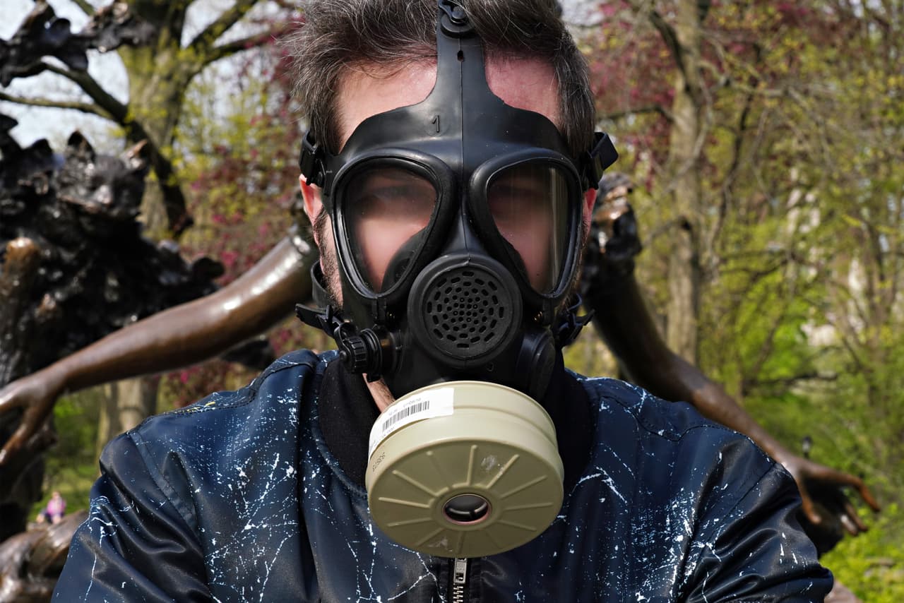 El artista Yoni Ven usa una máscara de gas israelí en Central Park