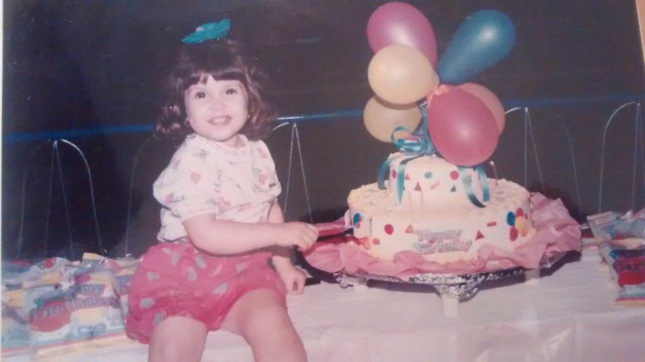 Cortando su pastel de dos añitos.