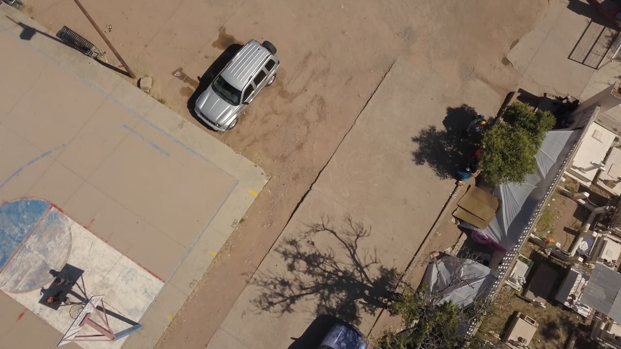 Decidieron vivir en el Panteón Nacional porque en frente de las canchas de básquetbol están las oficinas del Instituto Nacional de Inmigración (INM), que les ofrece sanitarios y otros servicios. A dos cuadras está el comedor del Kino Border Iniciative, una organización sin fines de lucro que provee alimentos dos veces por día y atención médica a migrantes.