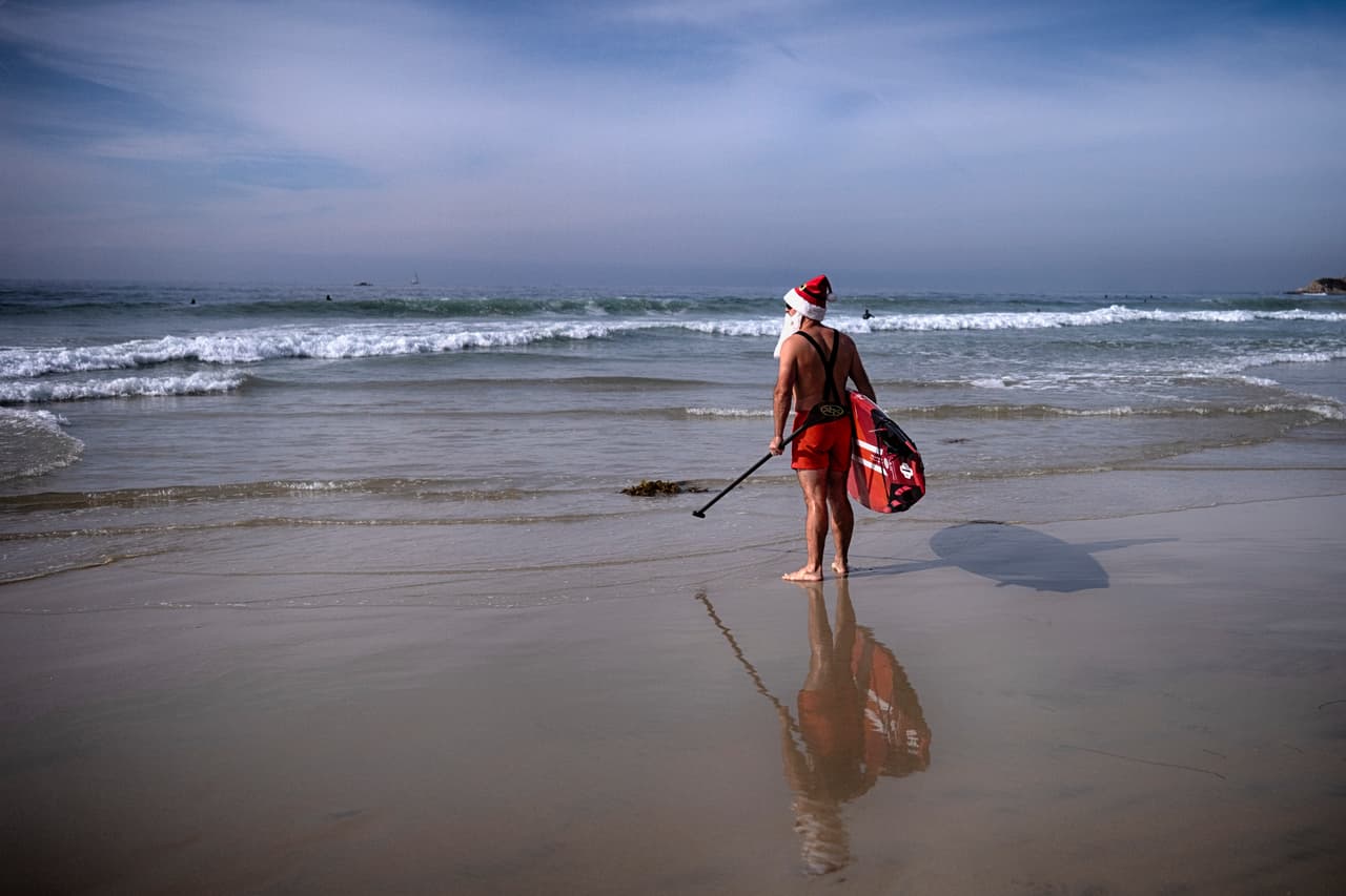 El concurso de surf y SUP es un evento de un día en el que los participantes se visten como Santa Claus u otros personajes inspirados en las fiestas y compiten en las olas de Salt Creek Beach.