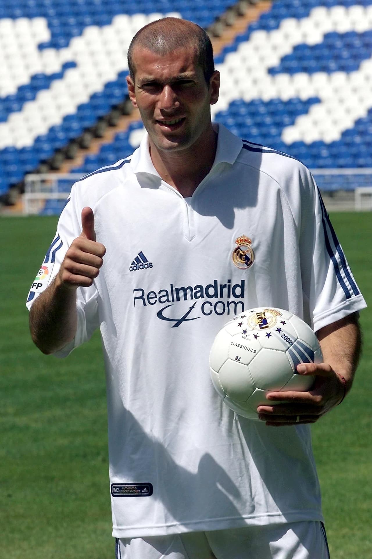 En el 2001 Zinedine Zidane fue transferido de la Juventus al Real Madrid por una cifra que en la actualidad representaría 102,7 millones de euros.