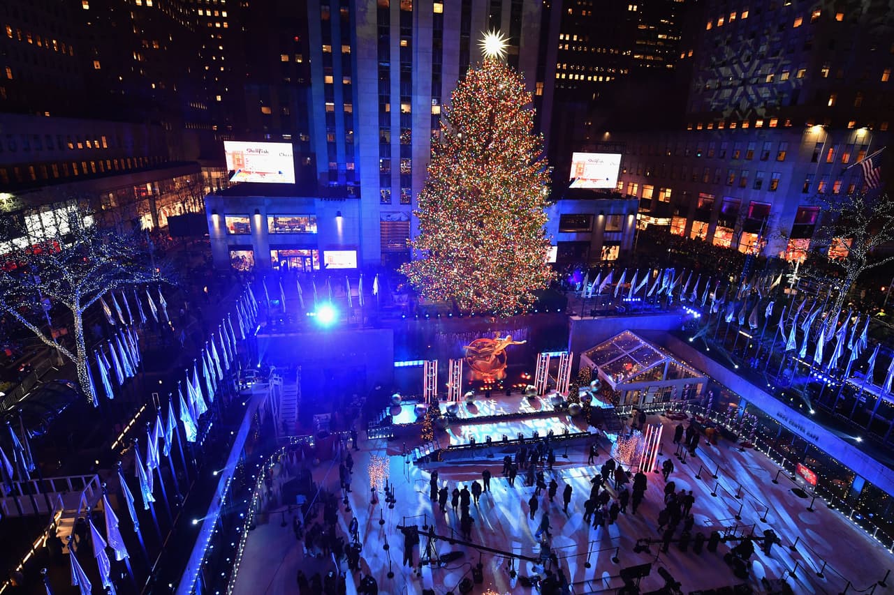 El árbol de navidad del Rockefeller Center ya está montado, pero si quiere verlo, tendrá que planearlo de antemano.