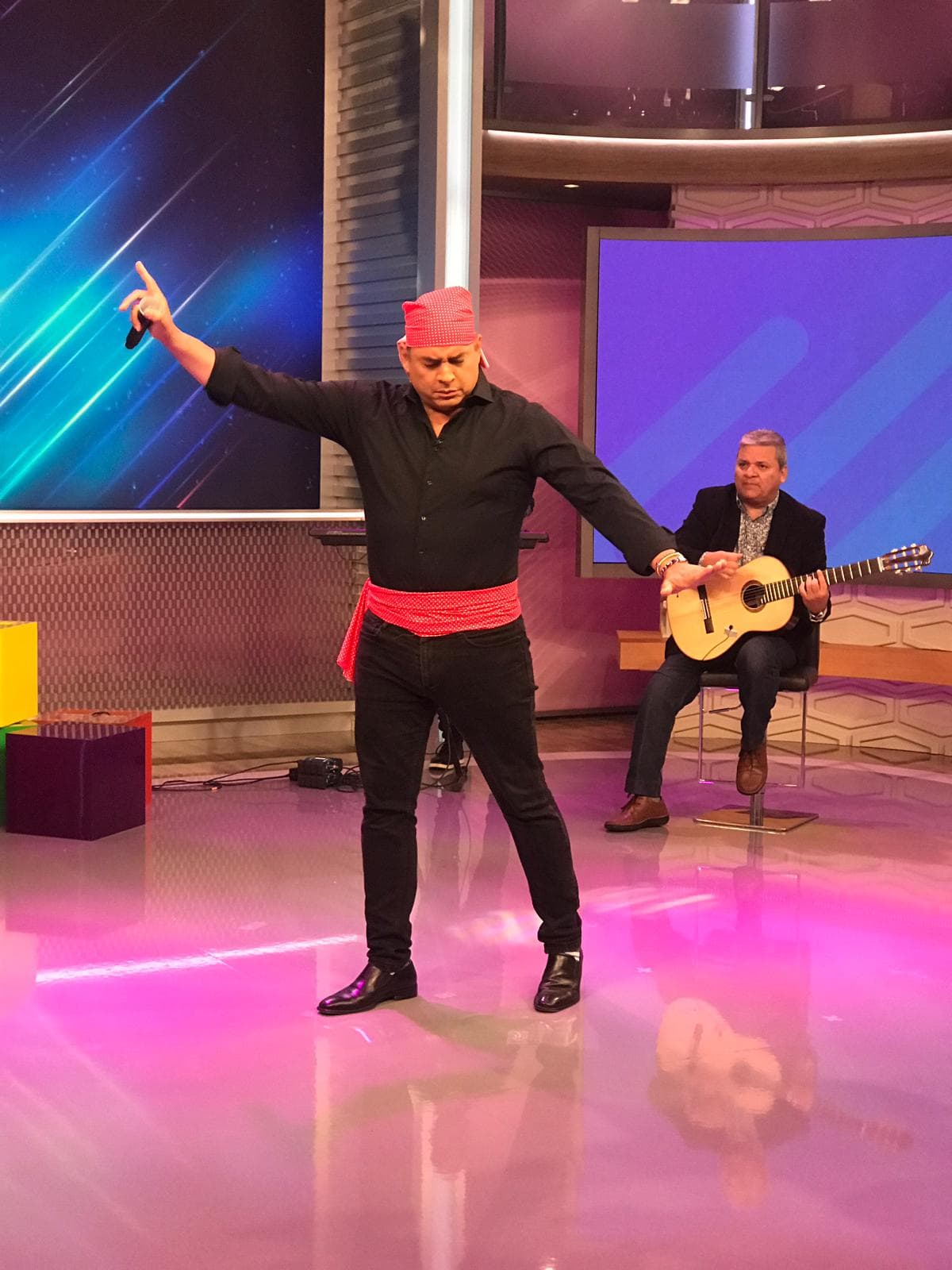 Daniel Sarcos bailó flamenco y cantó una melodía dedicada a los conductores del programa.
