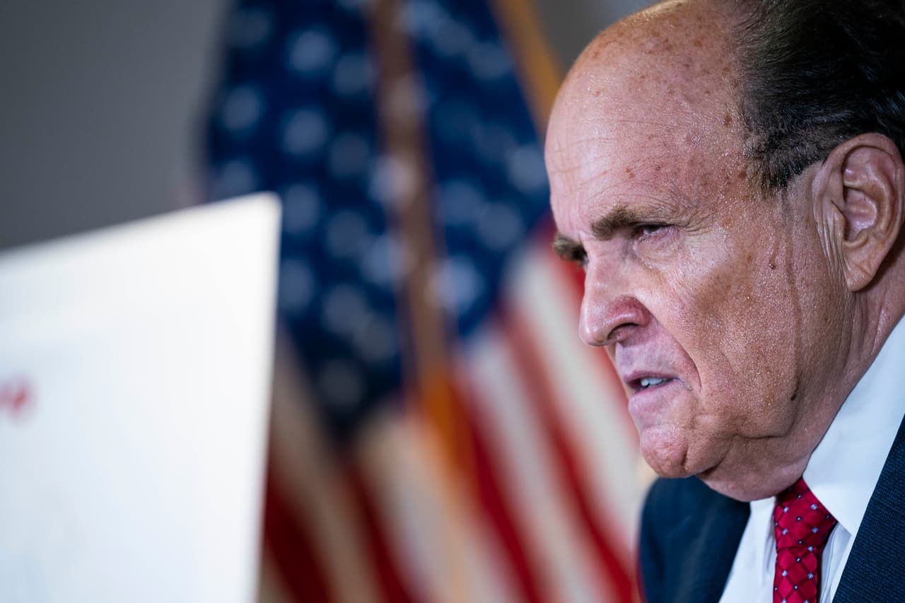 El 
<a href="https://www.nytimes.com/2020/11/19/style/rudy-giuliani-hair.html" target="_blank">New York Times</a> descubrió que no todos los estilistas estaban convencidos de que se trataba de un tinte para el cabello.