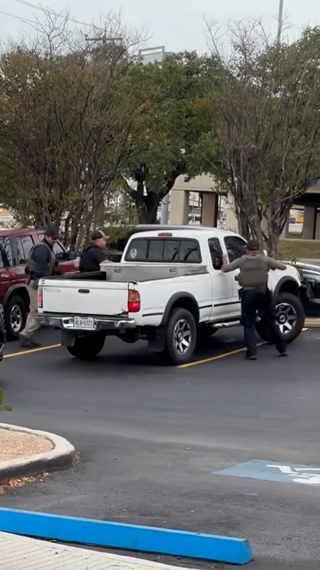 Video capta a conductor de camioneta huyendo de ICE por una ladera en San Antonio