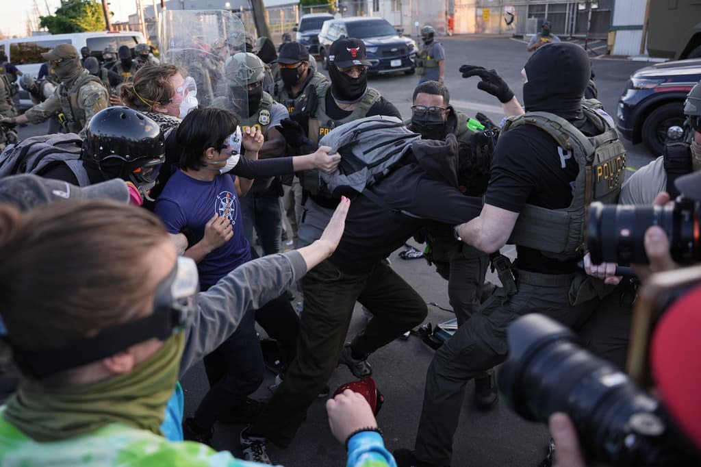 Federal immigration officers clash with protesters outside Delaney Hall detention center Thursday, May 28, 2026, in Newark, N.J. (AP Photo/Angelina Katsanis)