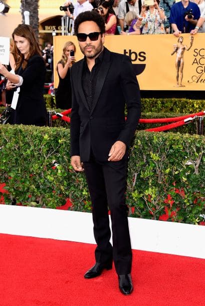 El rockero Lenny Kravitz, completamente de negro